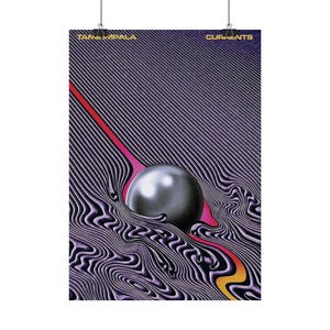 Peut inclure: Une affiche présentant la pochette de l'album "Currents" de Tame Impala. Le design présente un fond violet foncé avec des motifs ondulés et rayés. Une sphère argentée est au centre, avec une traînée rouge et rose traversant le design. Le texte "Tame Impala" et "Currents" est en haut.