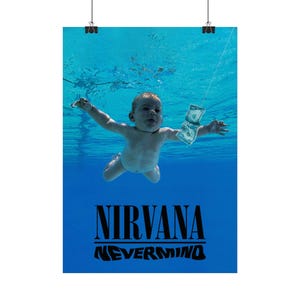 Op de afbeelding: Poster met de albumhoes van "Nevermind". Een baby zwemt onder water naar een dollarbiljet. De bandnaam "NIRVANA" en de albumtitel "NEVERMIND" zijn in zwart gedrukt op een blauwe achtergrond.
