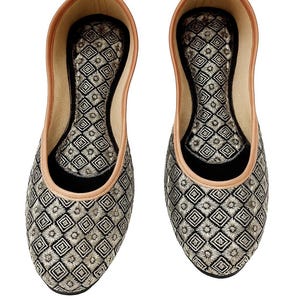 Handmade Black Embroidered Jutti | Traditional Punjabi Mojari | Ethnic Wedding Shoes | Women’s Indian Flat Footwear