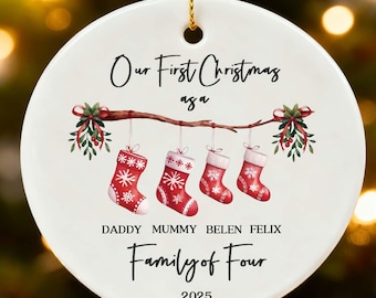Personlig första jul som familj på 4 julgransprydnad, bebisens första julgransprydnad, första julgransprydnad 2025