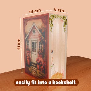 Puede incluir: Estanter&iacute;a decorativa con forma de libro, de 21 cm de alto, 14 cm de ancho y 8 cm de profundidad, con una escena de caba&ntilde;a. La estanter&iacute;a tiene un interior arqueado y el texto "easily fit into a bookshelf."