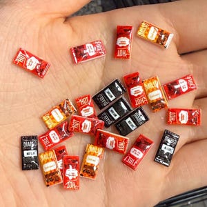 Mini-Anhänger in Form von scharfen Soßenpäckchen | Flache Harzanhänger mit Motiven von würzigen Fast-Food-Soßen für DIY-Ohrringe im Decoden-Puppenhaus-Stil | 30-ml-Glaspackung