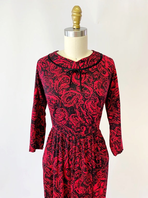 1950s Red and Black Abstract Print Dress - image 3