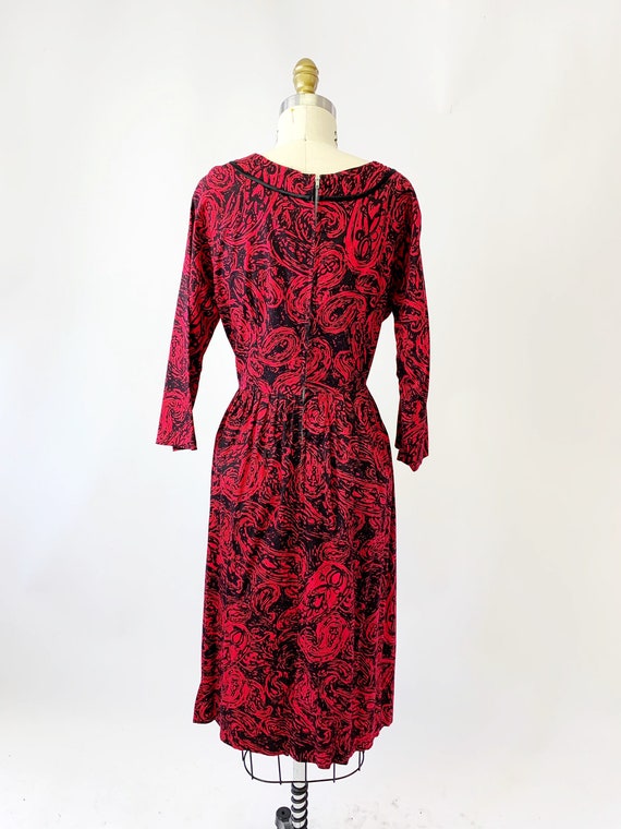 1950s Red and Black Abstract Print Dress - image 7