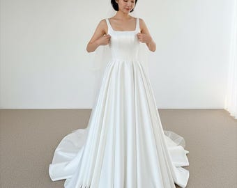 タイムレスなウェディングドレス、スクエアネックラインのウェディングドレス、ミニマリストなウェディングドレス、背中のレースアップコルセットウェディングドレス