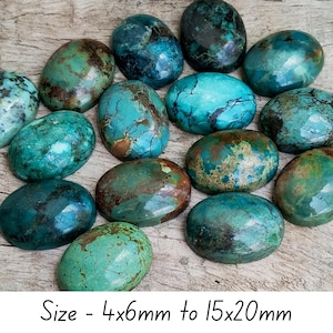 Peut inclure: Une collection de pierres précieuses ovales polies, dans des tons de turquoise, de bleu-vert et de brun. Les pierres varient en couleur et en motif, certaines présentant un effet marbré. Le texte en bas indique "Size - 4x6mm to 15x20mm".