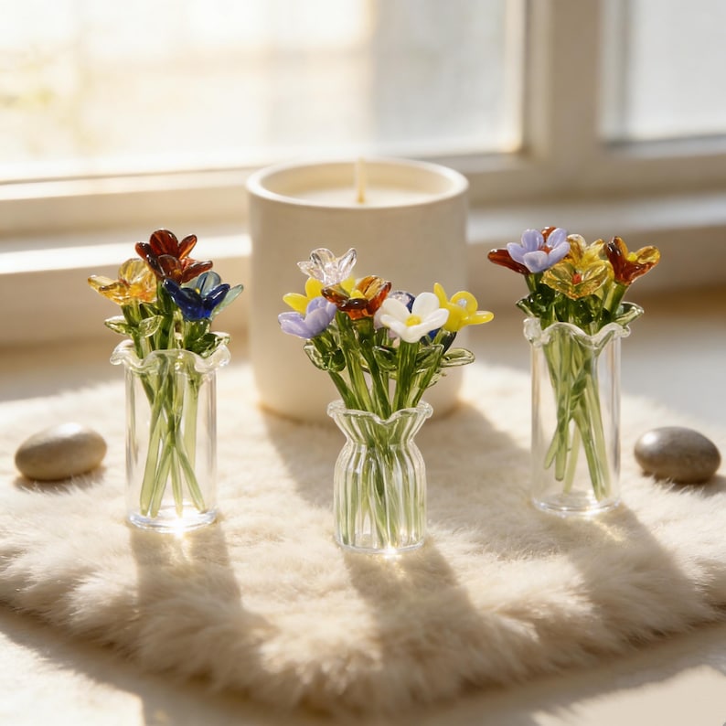 Pu&ograve; includere: Un set di tre tazze in ceramica con finitura opaca e macchiettata. Le tazze sono nei toni del crema, grigio chiaro e grigio scuro. Ogni tazza ha un design semplice e minimalista e un manico arrotondato.