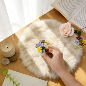 Pu&ograve; includere: Un cartello in legno rustico bianco con la scritta "Welcome" in stile scritto a mano. Il cartello presenta un aspetto invecchiato e un elemento floreale decorativo in un angolo.