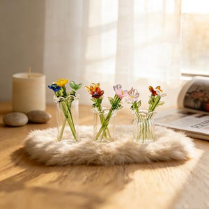 Pu&ograve; includere: Un set di tre tazze in ceramica con finitura opaca e macchiettata. Le tazze sono nei toni del crema, grigio chiaro e grigio scuro. Ogni tazza ha un design semplice e minimalista e un manico arrotondato. Per caff&egrave;, t&egrave; o altre bevande.