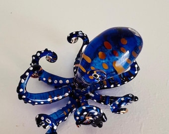 Figura de pulpo de vidrio soplado: escultura artística coleccionable inspirada en las profundidades marinas