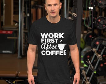 Maglietta divertente per gli amanti del caffè: prima il lavoro, maglietta grafica con umorismo da ufficio