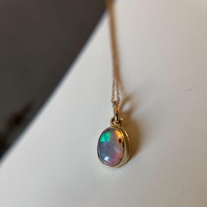 Boulder Crystal Opal Halsketten-Anhänger-Charme 14k Solid Gold
