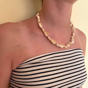 Boho Cowrie Shell Choker Necklace with Starfish – Handmade Beach Jewelry, Adjustable Natural Shell Necklace for Summer & Surfer Style