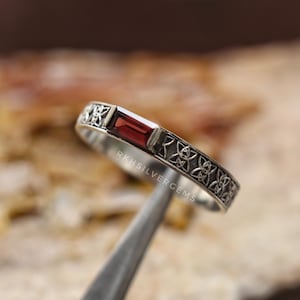 Natürlicher Granat keltischer Ring, 925 Sterlingsilber-filigranes Band, Baguettering, Januar Birthstone