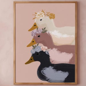 Może przedstawiać: Biały ceramiczny kubek z czarnym uchwytem i napisem "But First, Coffee" czarną, pogrubioną czcionką. Kubek stoi na białej powierzchni.