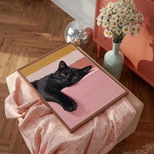 Väggkonst med svart katt: Mysig minimalistisk kattillustration på rosa bakgrund bild 4