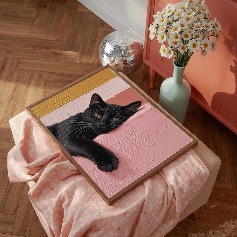Väggkonst med svart katt: Mysig minimalistisk kattillustration på rosa bakgrund bild 4