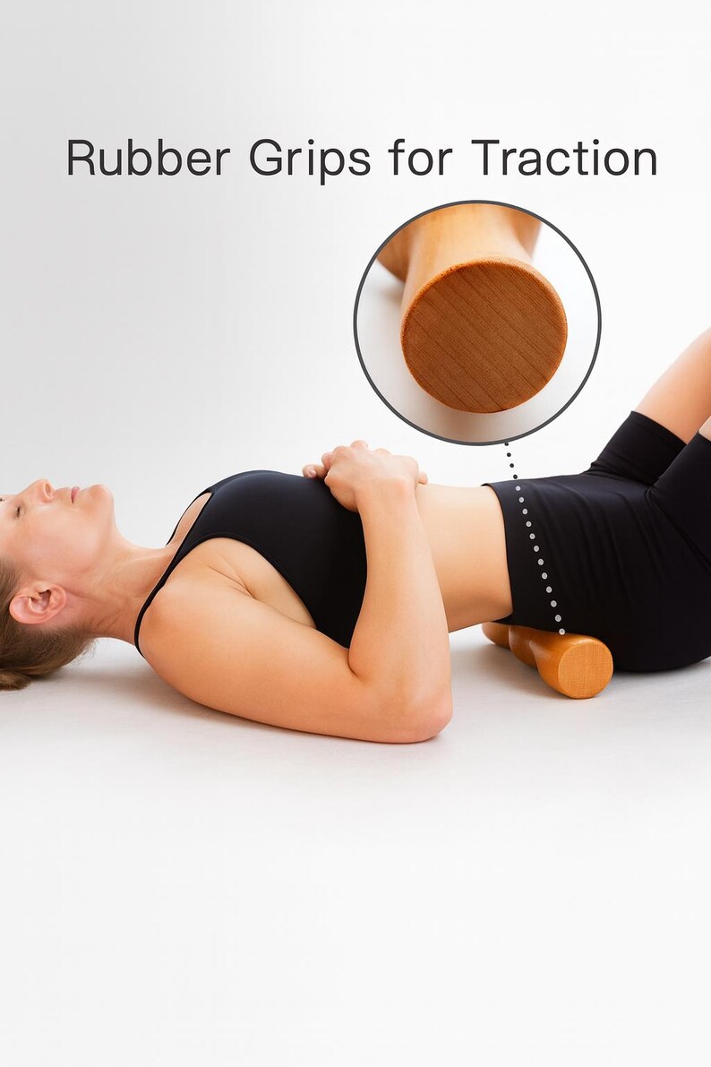 Pode incluir: Uma pessoa est&aacute; deitada de costas com uma ferramenta de massagem de madeira colocada sob a regi&atilde;o lombar. A ferramenta &eacute; cil&iacute;ndrica e feita de madeira clara. O texto "Rubber Grips for Traction" &eacute; vis&iacute;vel.
