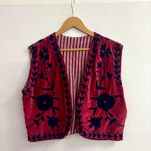 Haftowana kamizelka, Kamizelka aksamitna, Kamizelka bez rękawów, Aksamitna kamizelka Suzani, Wzór kwiatowy, Kamizelka boho, Prezent dla niej