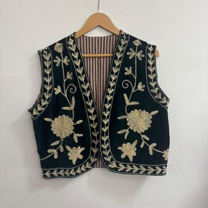 Haftowana kamizelka, Kamizelka aksamitna, Kamizelka bez rękawów, Aksamitna kamizelka Suzani, Wzór kwiatowy, Kamizelka boho, Prezent dla niej