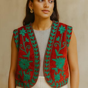 Kamizelka z czerwonego aksamitu z kwiatowym haftem – kamizelka damska w stylu boho etnicznym