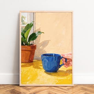 Stampa artistica di una tazza blu e un vaso di terracotta, natura morta, tavolo giallo soleggiato, motivo di piante verdi, texture guazzo, caffè del mattino