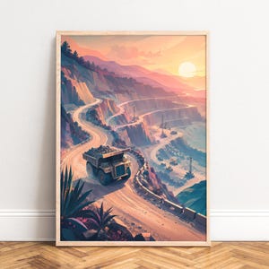 Può includere: Una stampa artistica verticale incorniciata che raffigura un grande camion a cassone ribaltabile giallo che percorre una strada sterrata tortuosa in una vasta miniera a cielo aperto. La scena presenta pareti rocciose a terrazze e un sole al tramonto.