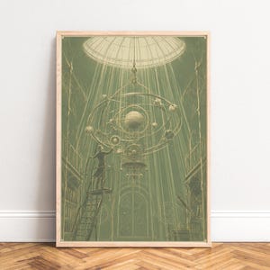 Op de afbeelding: Een ingelijste verticale kunstdruk in saliegroene en crèmetinten met een gedetailleerde illustratie van een persoon op een ladder die reikt naar een groot, ingewikkeld mechanisch orrery onder een koepelvormig plafond.