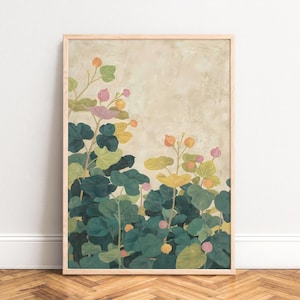 Può includere: Una stampa botanica incorniciata con un'illustrazione stilizzata di un rigoglioso fogliame verde con accenti gialli, rosa e arancioni. L'opera d'arte è ambientata su uno sfondo neutro, creando un'estetica vintage. La stampa è racchiusa in una cornice di legno chiaro.