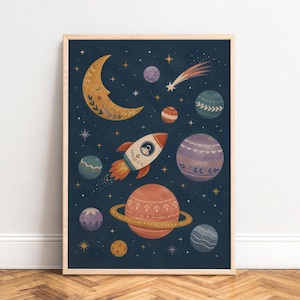 Könnte beinhalten: Ein gerahmter Wandkunstdruck mit einer dunkelblauen Weltraumszene, die eine Mondsichel, eine Rakete mit einem Astronauten, verschiedene Planeten mit gemusterten Oberflächen, Sterne und eine Sternschnuppe zeigt. Der Rahmen ist aus hellem Holz.