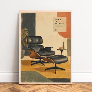 Peut inclure: Une affiche murale encadrée représentant un fauteuil lounge en cuir noir avec son repose-pieds assorti et des coques en bois. L'illustration inclut une plante en pot, une petite table avec une bouteille et un bol, et le texte "FORM IN BALANCE A CELEBRATION OF MODERN LIVING."