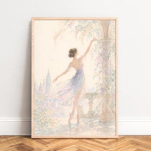 Op de afbeelding: Een ingelijste kunstdruk met een aquarelillustratie van een danser in een vloeiende, iriserende blauwe en paarse jurk op een balkon. De scène bevat stenen zuilen, hangende wijnranken en een verre stad in zachte pasteltinten.