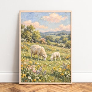 Könnte beinhalten: Ein gerahmter Kunstdruck mit einem Ölgemälde eines weißen Schafes und eines Lammes, die auf einer Wiese voller gelber, weißer und violetter Wildblumen unter einem sanft blauen Himmel mit flauschigen rosa und weißen Wolken grasen.