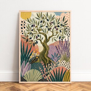 Op de afbeelding: Een ingelijste kunstdruk met een grillige illustratie van een olijfboom met donkere olijven, tegen een kleurrijk landschap. Het kunstwerk bevat een gele zon, lavendel en diverse planten in een levendige, artistieke stijl.