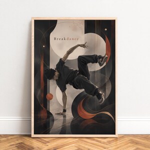 Può includere: Una stampa artistica incorniciata raffigurante un ballerino di breakdance con t-shirt nera, pantaloni neri e berretto, che esegue una figura a una mano. Lo sfondo mostra forme geometriche astratte, cerchi e linee in nero, bianco e arancione con il testo Breakdance.