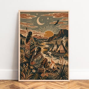 Könnte beinhalten: Ein gerahmter vertikaler Kunstdruck mit einer Landschaftsillustration, die zwei Figuren in gemusterten Umhängen zeigt, die auf ein Flusstal, Tipis, ein Lagerfeuer, Berge, eine aufgehende Sonne, eine Mondsichel und einen fliegenden Vogel blicken.