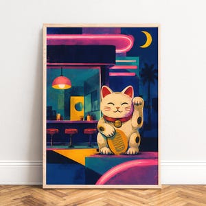 Könnte beinhalten: Ein gerahmter Kunstdruck mit einer stilisierten Illustration einer japanischen Glückskatze, oder Maneki Neko, in einer neonbeleuchteten Bar. Das Kunstwerk verwendet eine lebendige Farbpalette aus Blau-, Rosa- und Gelbtönen, mit einem Halbmond am Nachthimmel.