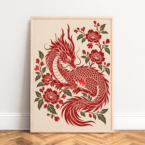 Peut inclure: Une impression d'art murale rectangulaire dans un cadre en bois clair représentant une illustration détaillée de dragon rouge entrelacée de feuilles vert foncé et de fleurs rouges sur un fond crème. Le dragon a une longue queue fluide.