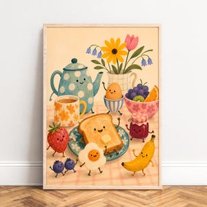Puede incluir: Una lámina artística vertical que muestra una escena de desayuno caprichosa con alimentos antropomórficos, incluyendo una tetera de lunares, una rebanada de pan tostado con mantequilla, un huevo frito, un plátano, una fresa, arándanos y un tarro de mermelada.