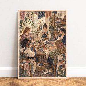 Op de afbeelding: Een ingelijste illustratie met vijf personen die rond een ronde houten tafel zitten te naaien en quilten. De scène bevat stofresten, klossen garen, rieten manden, hangend textiel en een kat die op de vloer rust.