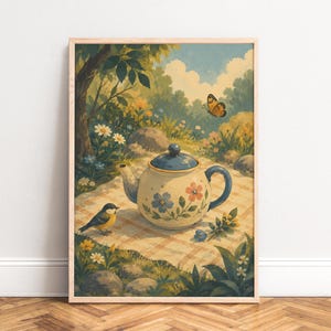 Può includere: Una stampa artistica incorniciata raffigurante una teiera color crema con motivi floreali blu e arancioni su una tovaglia da picnic a quadri beige. Un piccolo uccello si trova nelle vicinanze, mentre una farfalla vola in un giardino.