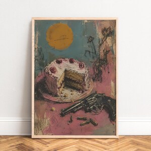 Könnte beinhalten: Gerahmter Kunstdruck mit einem Kuchen mit einem herausgeschnittenen Stück, einem Revolver und Patronen auf einer rosa Oberfläche. Der Hintergrund zeigt eine gelbe Sonne und florale Elemente, mit einer türkis-rosa Farbpalette.