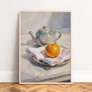 Op de afbeelding: Een stilleven schilderij met een keramische theepot met een lichtblauwe glazuur, een feloranje mandarijn en een witte doek op een bord. Het kunstwerk is geplaatst tegen een lichtgekleurde achtergrond, met zachte schaduwen en een warme, uitnodigende sfeer.