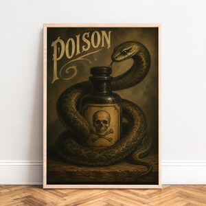 Può includere: Una stampa artistica incorniciata raffigurante un serpente scuro avvolto attorno a una bottiglia di vetro con il simbolo di un teschio e ossa incrociate. La parola POISON è stampata in grandi lettere beige stilizzate su uno sfondo scuro.