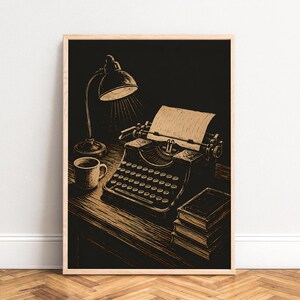 Può includere: Un'illustrazione in nero e beige di una scrivania con una macchina da scrivere vintage con un foglio di carta, una lampada da tavolo che emana luce, una tazza di caffè e una pila di tre libri, il tutto in uno stile a linee incise.
