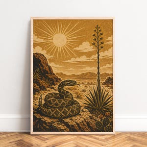 Op de afbeelding: Een verticale rechthoekige wandkunstprint met een woestijnlandschap in oker- en bruintinten. Een opgerolde ratelslang rust op een rotsachtig uitsteeksel naast een hoge yuccaplant en cactussen. Een felle zon met stralen schijnt aan de hemel.