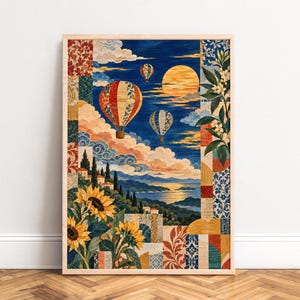 Könnte beinhalten: Ein vertikaler, rechteckiger Wandkunstdruck mit einer Landschaft im Collage-Stil. Die Szene zeigt drei Heißluftballons, die in einem tiefblauen Himmel mit einer großen goldenen Sonne über einer Küstenstadt mit Sonnenblumen im Vordergrund schweben.