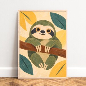 Peut inclure: Une impression d'art mural encadrée représentant une illustration stylisée d'un paresseux vert accroché à une branche d'arbre brune. Le fond est de couleur jaune clair avec de grandes feuilles vert foncé et jaunes entourant le paresseux.