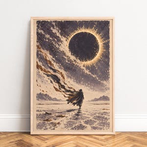 Op de afbeelding: Een ingelijste verticale kunstdruk met een eenzame figuur in een wapperende mantel die over een gebarsten, dor landschap loopt richting een totale zonsverduistering. De lucht is gevuld met donkere, wervelende wolken en gouden licht.