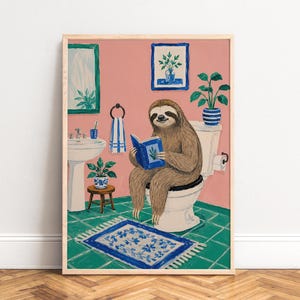 Peut inclure: Une impression d'art mural encadrée représentant un paresseux brun assis sur des toilettes blanches dans une salle de bain rose au sol carrelé vert. Le paresseux lit un livre bleu. La pièce comprend un lavabo blanc, un tapis bleu et blanc et des plantes.